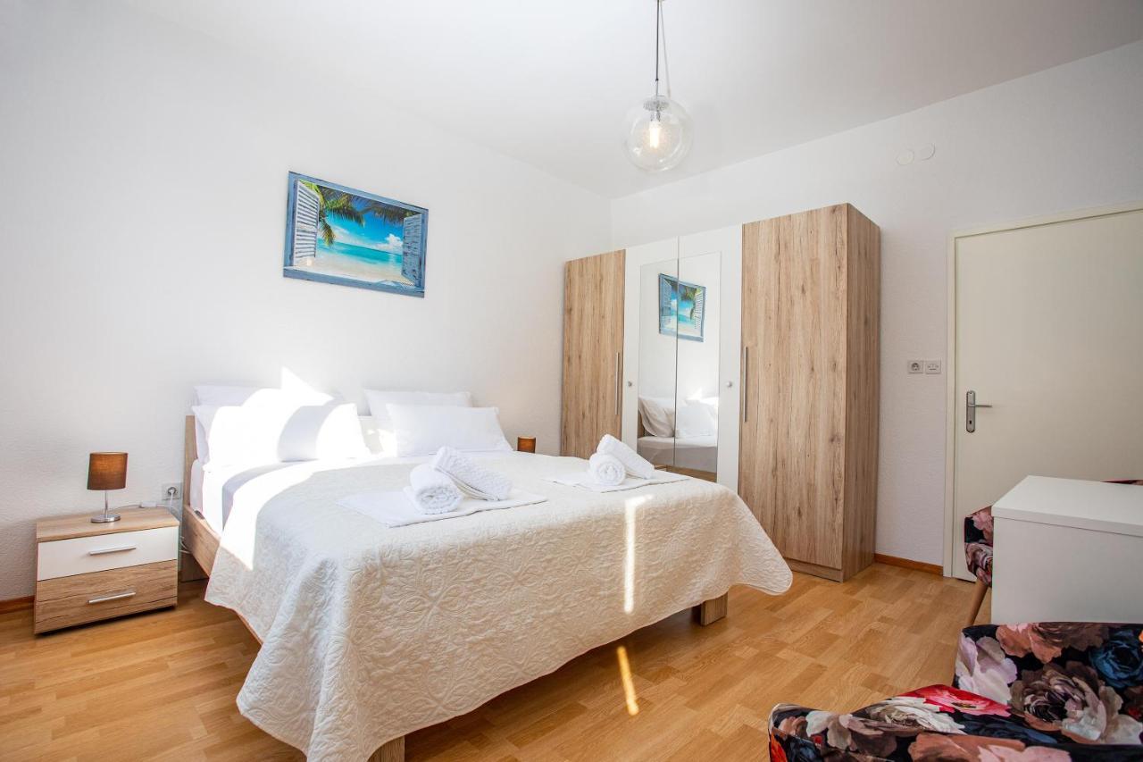 Apartments Adisa Omis Exterior photo