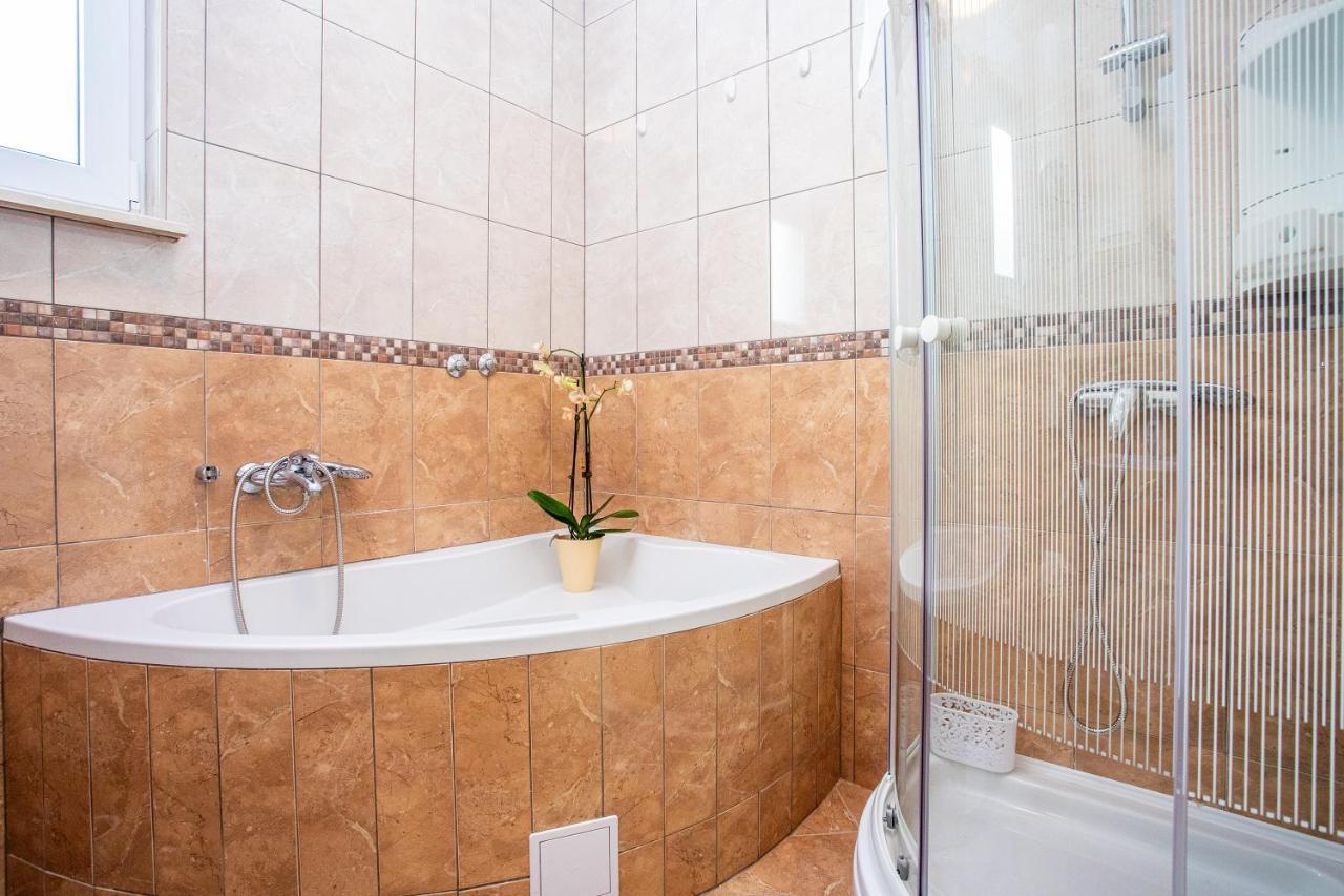 Apartments Adisa Omis Exterior photo