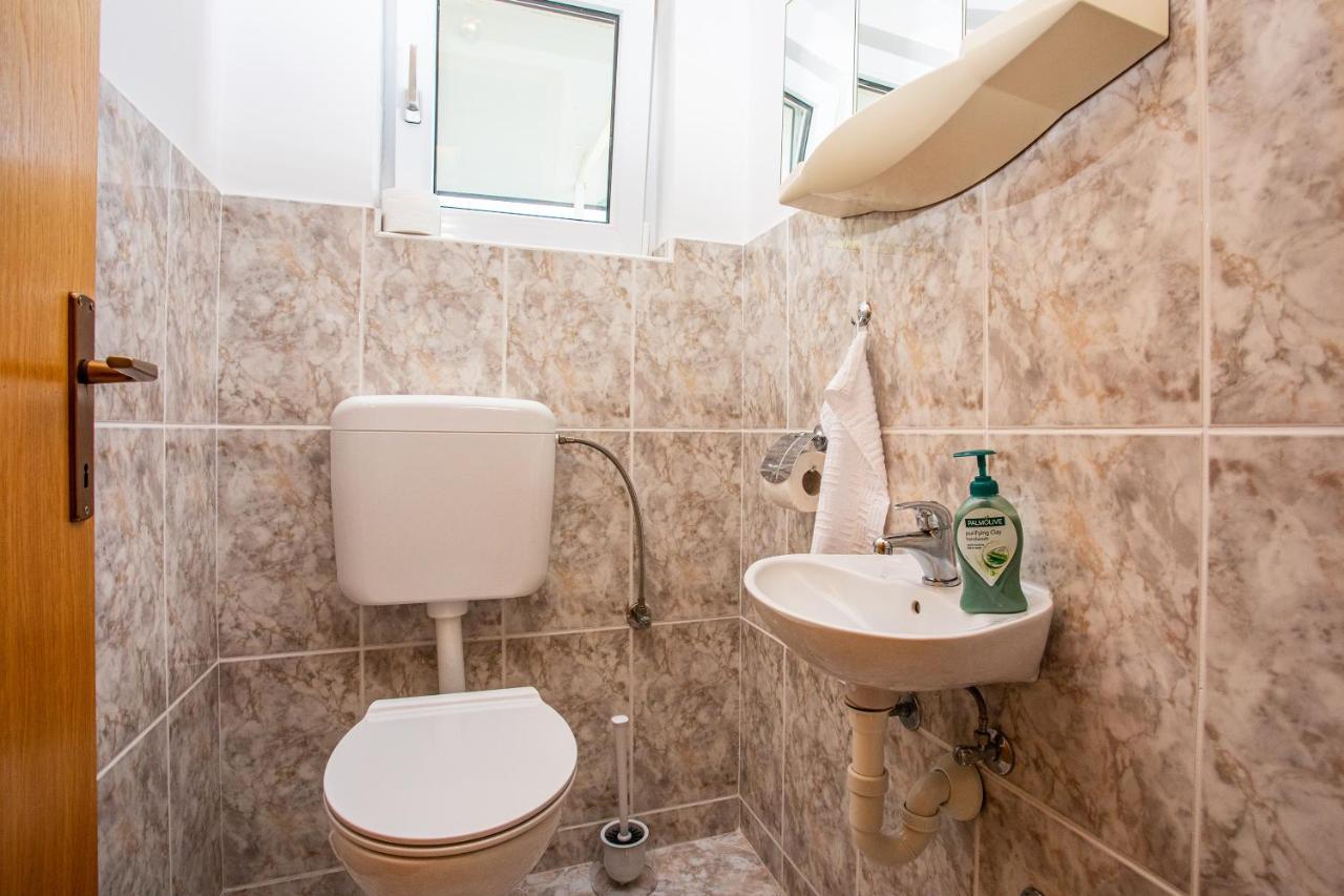 Apartments Adisa Omis Exterior photo