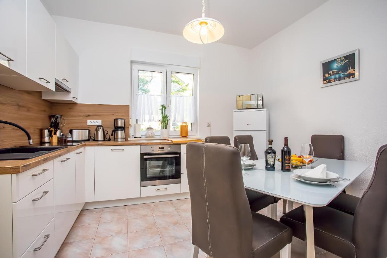 Apartments Adisa Omis Exterior photo