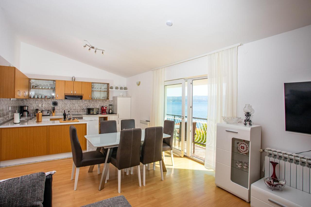 Apartments Adisa Omis Exterior photo