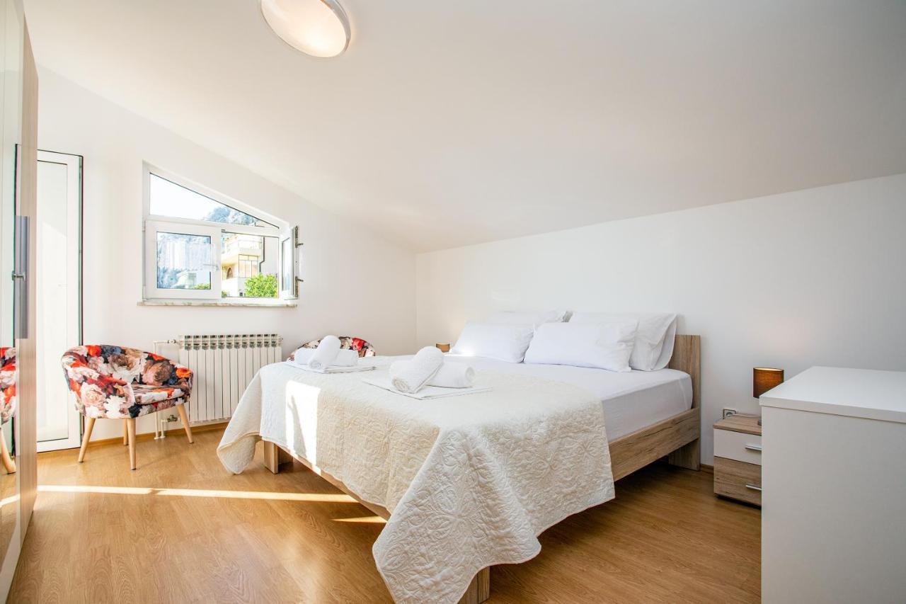 Apartments Adisa Omis Exterior photo