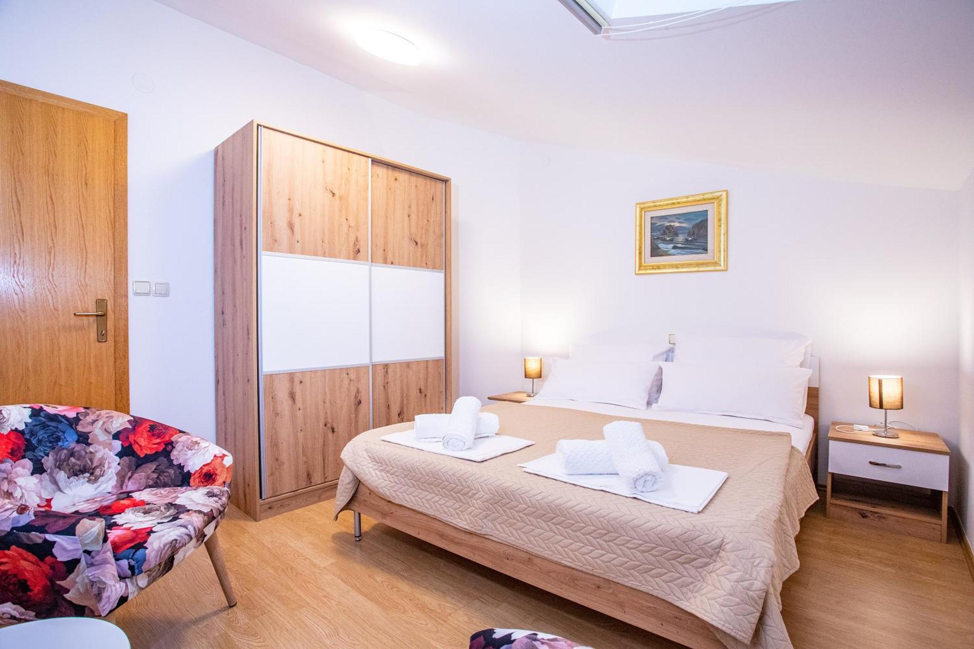 Apartments Adisa Omis Exterior photo