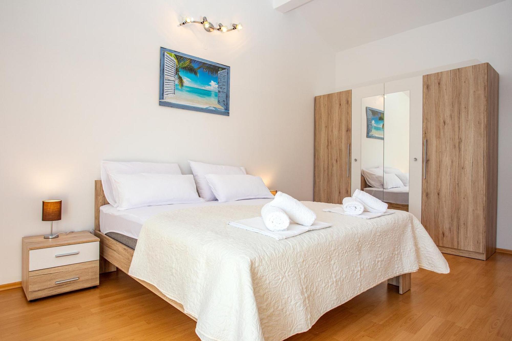 Apartments Adisa Omis Exterior photo