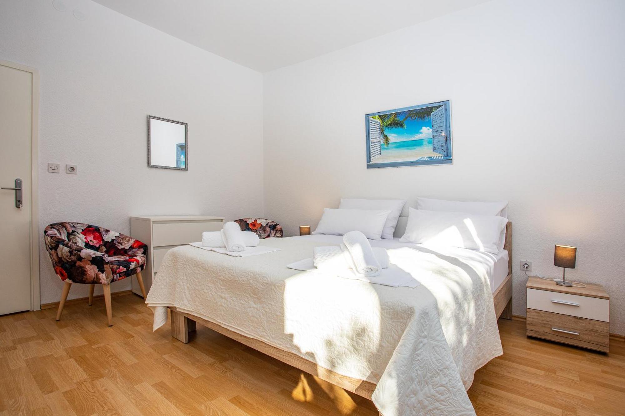 Apartments Adisa Omis Exterior photo