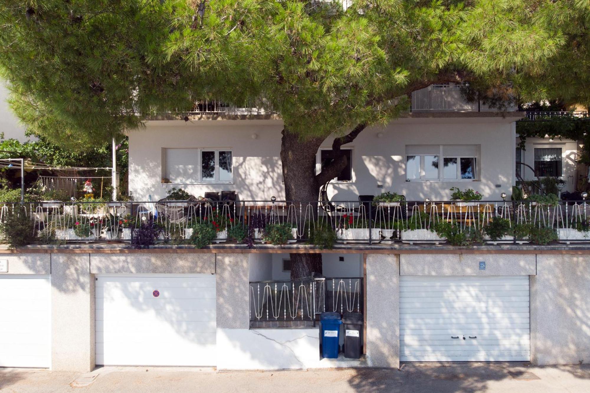 Apartments Adisa Omis Exterior photo